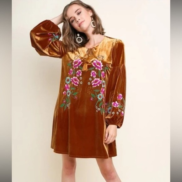 Umgee Dresses & Skirts - Umgee | size medium floral embroidered dress with tie front made in USA velvet